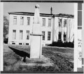 [Photograph of the monument in front of the courthouse, Lawrenceville, Gwinnett County, Georgia]