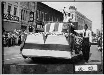 [Photograph of a float in the Georgia Poultry Festival Parade, Gainesville, Hall County, Georgia, 195-]