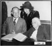 [Photograph of Tom Linder with family, Dublin, Laurens County, Georgia, 1941 Jan. 1]