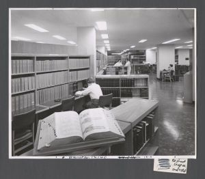 School of Medicine - Students in medical library