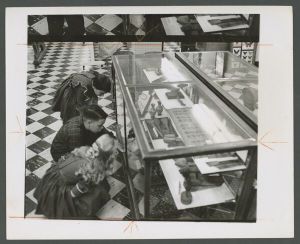 Museum - Children from Parklane Elementary School viewing artifacts from China given to Emory by missionary W. E. Howson