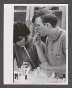 Students, groups, 1970s - Students in lab