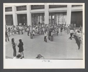 Students, groups, 1970s - Students getting food outside of Woodruff library