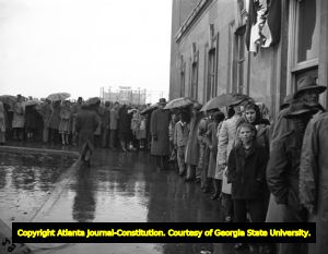 Integrated lines snake around Atlanta's streets for the Freedom Train exhibit, 1948