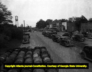 Cars line the main street of Wrens, Georgia, circa 1940s