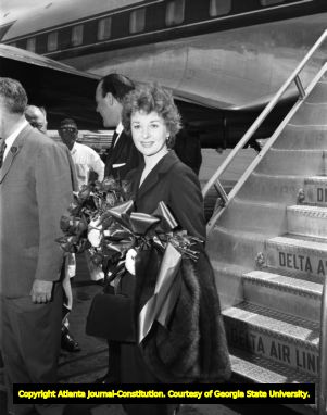 Susan Hayward receiving a warm welcome after winning an oscar, 1959