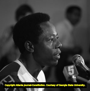 Hank Aaron talks to reporters at the end of the season without breaking the homerun record, 1973