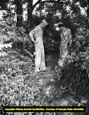 Soldiers outside the Atlanta Cyclorama, 1940s