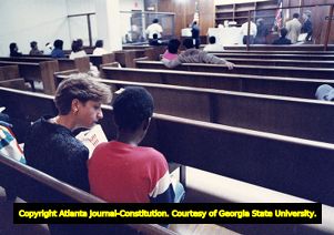 Lisa Wise talking with an unidentified child while waiting to testify in court, 1989