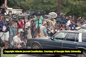 News outlets stationed outside Richard Jewell's apartment as investigators search inside, 1996