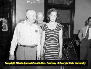 John Wallace with his wife Josephine during the murder trial, 1948