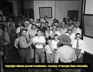 Crowds of people waiting to watch the murder trial of John Wallace, 1948