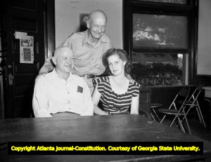 John Wallace with his wife Josephine during the murder trial, 1948