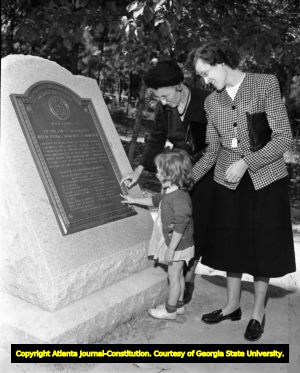 Visitors get a preview look at the plaque near the entrance of President Roosevelt's Little White House in Warm Springs, 1948