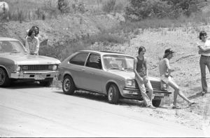 Onlookers watch from the road near the Chattahoochee River where the body of Nathaniel Cater was found, 1981