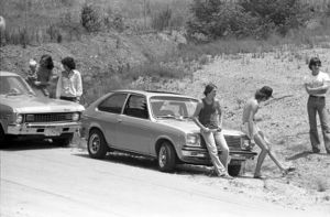 Onlookers watch from the road near the Chattahoochee River where the body of Nathaniel Cater was found, 1981