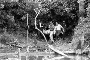 Investigators pull the body of missing person and victim Nathaniel Cater out of the Chattahoochee River, 1981