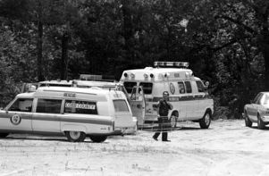 First responders arriving at the Chattahoochee River where the body of Nathaniel Cater was discovered, 1981