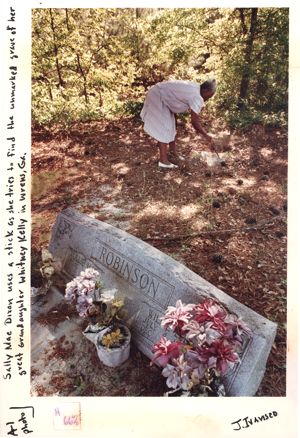 Sally Mae Dixon searches for her great granddaughter's grave in cemetery in Wrens, Georgia, October 1, 1990.
