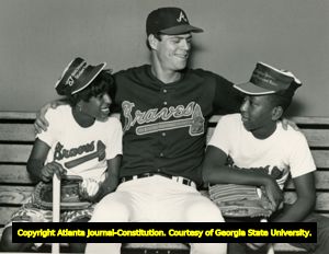 Atlanta Braves Dale Murphy with Sherita Knox and William Watkins of Martin Luther King, Jr. Middle School, Atlanta, Georgia, 1986.