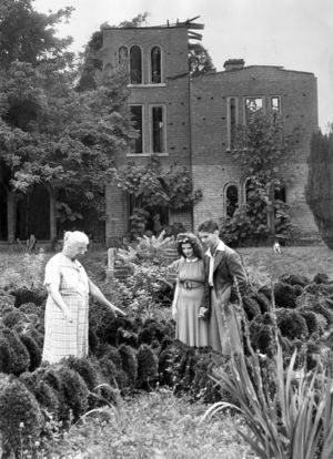 Mrs. Addie Saylor showing tourists the ruins of Barnsley Gardensn ear Adairsville, Bartow County, Georgia, September 1940.