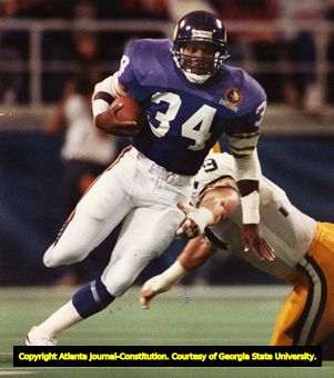 Herschel Walker jukes a Green Bay Packer, 1989