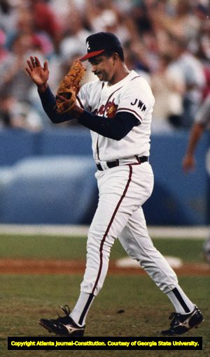 Braves Alejandro Pena finishes pitching in a combination perfect game, 1991