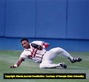 Braves Otis Nixon slides to catch a fly ball, 1992