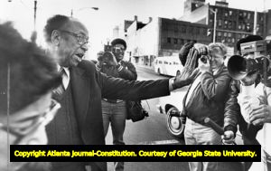 Parents of murder suspect Wayne Williams try avoiding media coverage during the trial, 1982