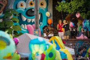 A group of watchers play games while waiting for the parade