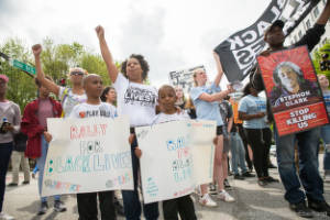 Potesters hold signs on 10th St.