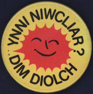 YNNI NIWCLIAR? DIM DIOLCH [button], circa 1980s