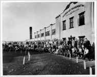 Eastern Air Transport employees in front of hub in Atlanta, 1933-04