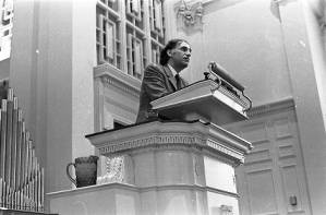 William Kunstler delivers a speech at Glenn Memorial United Methodist Church, April 1970