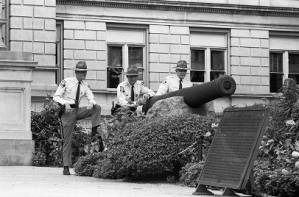 Atlanta police posing with the cannon outside the Georgia State Capitol Building, 1969