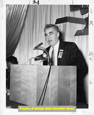 Morris Pizer speaking at a convention