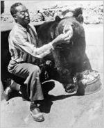 Speedy Freeman feeding a bear