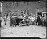 Police arrest a textile worker from North Carolina during the Uprising of '34