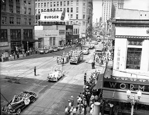 Crowd of people watching procession of cars during Miss Atlanta Dairies parade, 1949