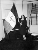 Lily Pons holding the flag of Free France (France libre), in the Georgian Terrace Hotel, Atlanta, April 13, 1943