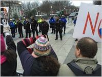 Police watching protesters, Women's March on Washington, 2017-01-21