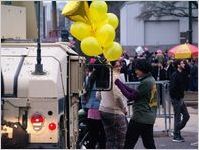 Protester holding a bunch of yellow balloons, Women's March on Washington, 2017-01-21