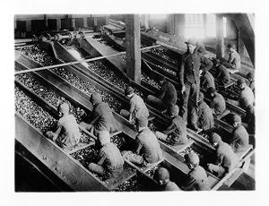 Children sorting coal in an anthracite coal breaker, 1900