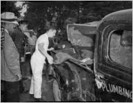 Police investigate the pickup truck where the body of Jeanette Reyman was found, 1947