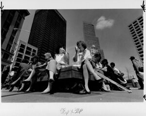Bonnie Slyn and Ginger Knight enjoy their lunch hour in Woodruff Park, April 1, 1986