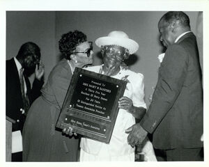 President of Perry Homes Tenant Association Receives Plaque from Residents Manager