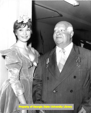 Shirley MacLaine and Stubby Kaye