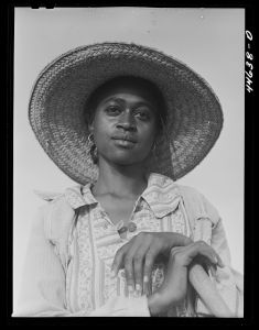 White Plains (vicinity), Georgia. Mrs. Leroy Dunn chopping cotton in a field