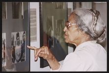 [Rosa Parks viewing an exhibition of civil rights photographs at the Martin Luther King Center, Atlanta, Georgia] [graphic].