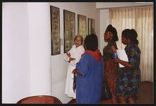[Rosa Parks viewing an exhibition of civil rights photographs at the Martin Luther King Center, Atlanta, Georgia] [graphic].